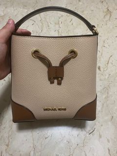 BNWT Authentic Michael Kors Jet Set Large Crossgrain Leather Convertible  Crossbody Bag, Women's Fashion, Bags & Wallets, Cross-body Bags on Carousell