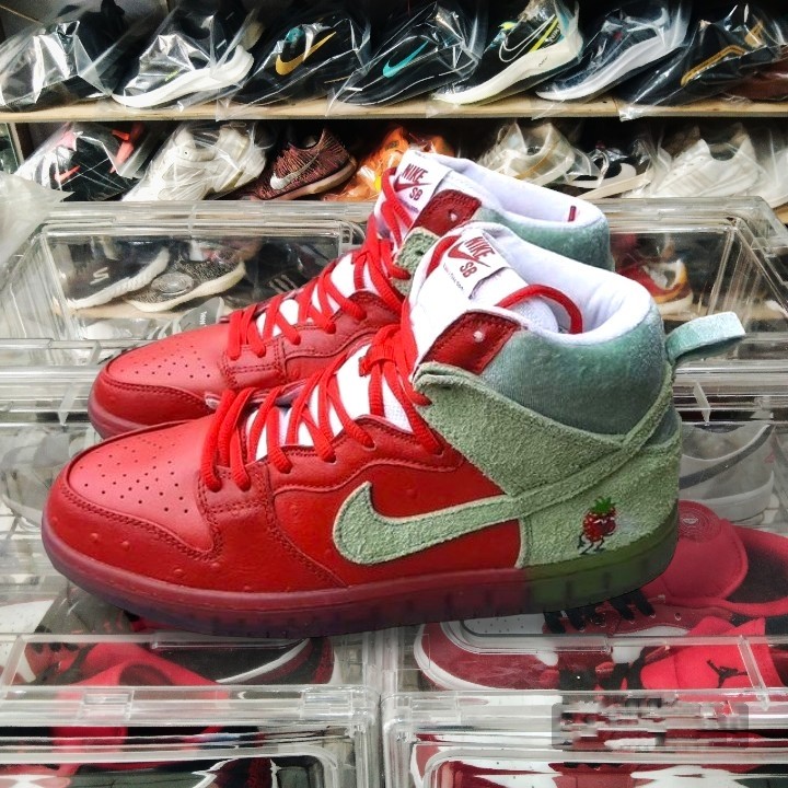 Nike SB Dunk High Strawberry Cough - Sneakers