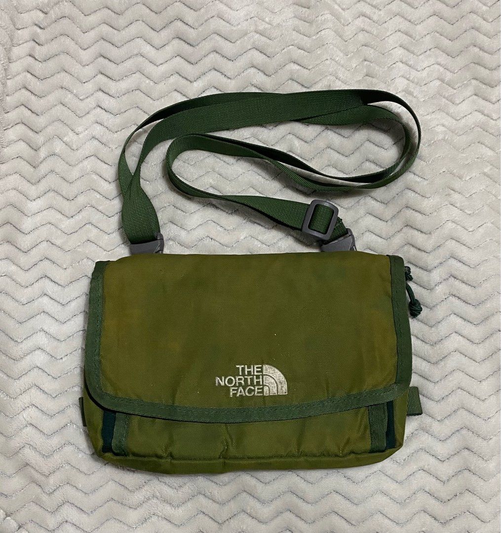 North Face Front Accessory Pack NM91215 (Category: Cross-body Bags) located in Quezon City. Submitted by roymachine (Listing ID 1261101763, Image 1). Description: North Face Front Accessory Pack NM91215 Width: 9in Flaws: fading.