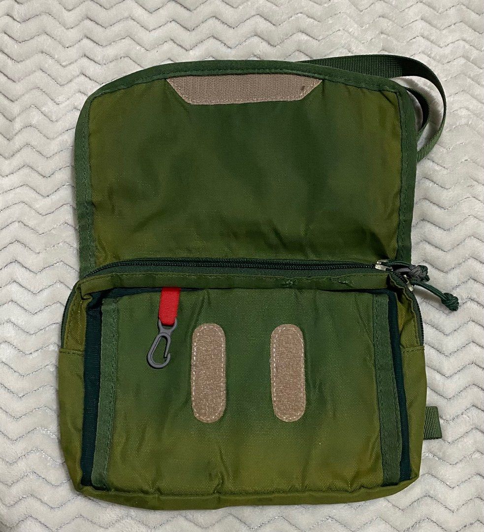 North Face Front Accessory Pack NM91215 (Category: Cross-body Bags) located in Quezon City. Submitted by roymachine (Listing ID 1261101763, Image 2). Description: North Face Front Accessory Pack NM91215 Width: 9in Flaws: fading.