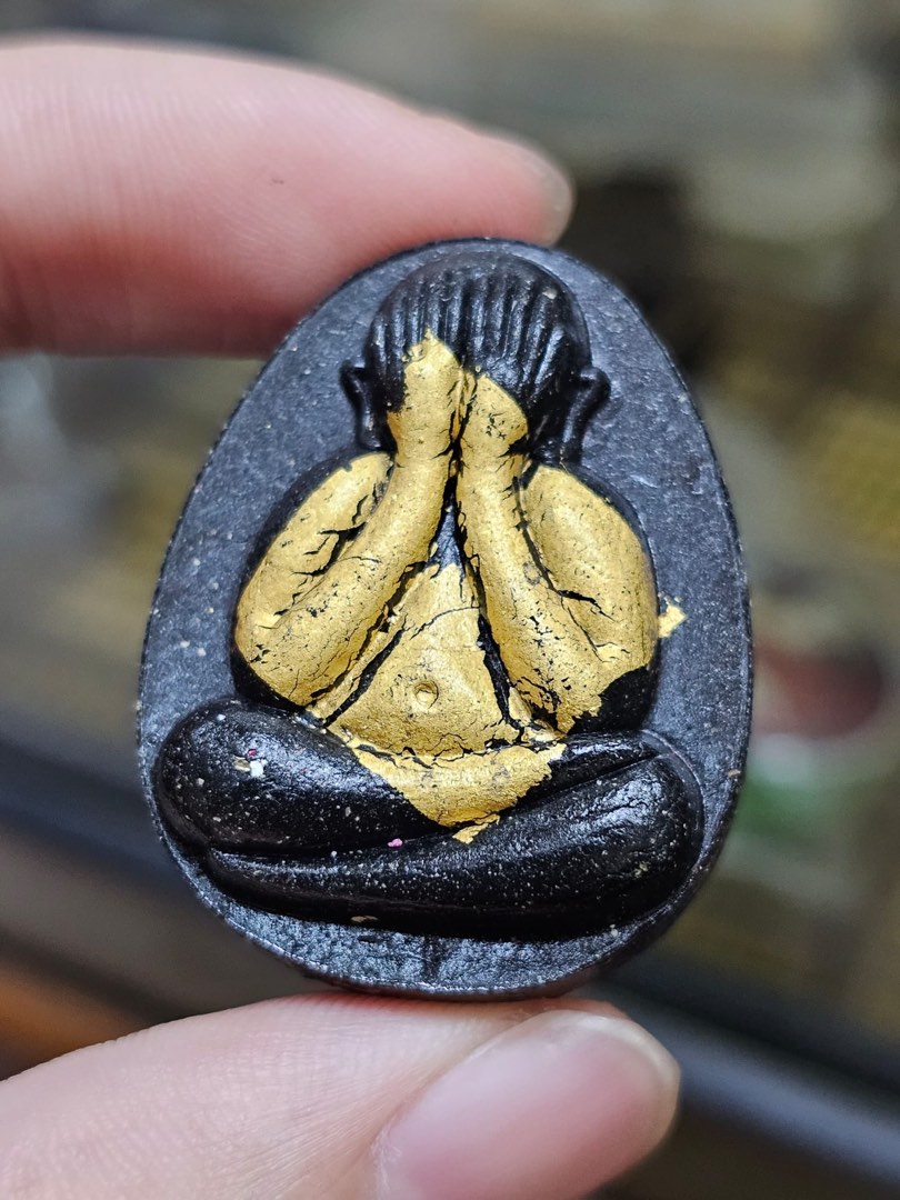 Amulette Thaïlandaise Phra Pidta – Pendentif Doré à L’or Fin – Talisman Bouddhiste