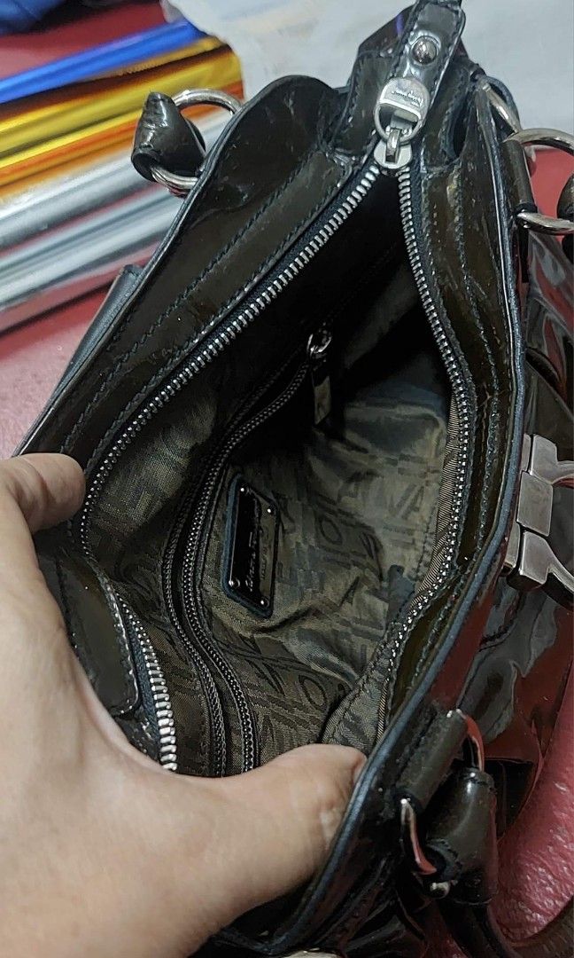 SALVATORE FERRAGAMO orig (Category: Luxury Bags & Wallets) located in Davao. Submitted by daneyvintage (Listing ID 1261085440, Image 3). Description: orig no issue.