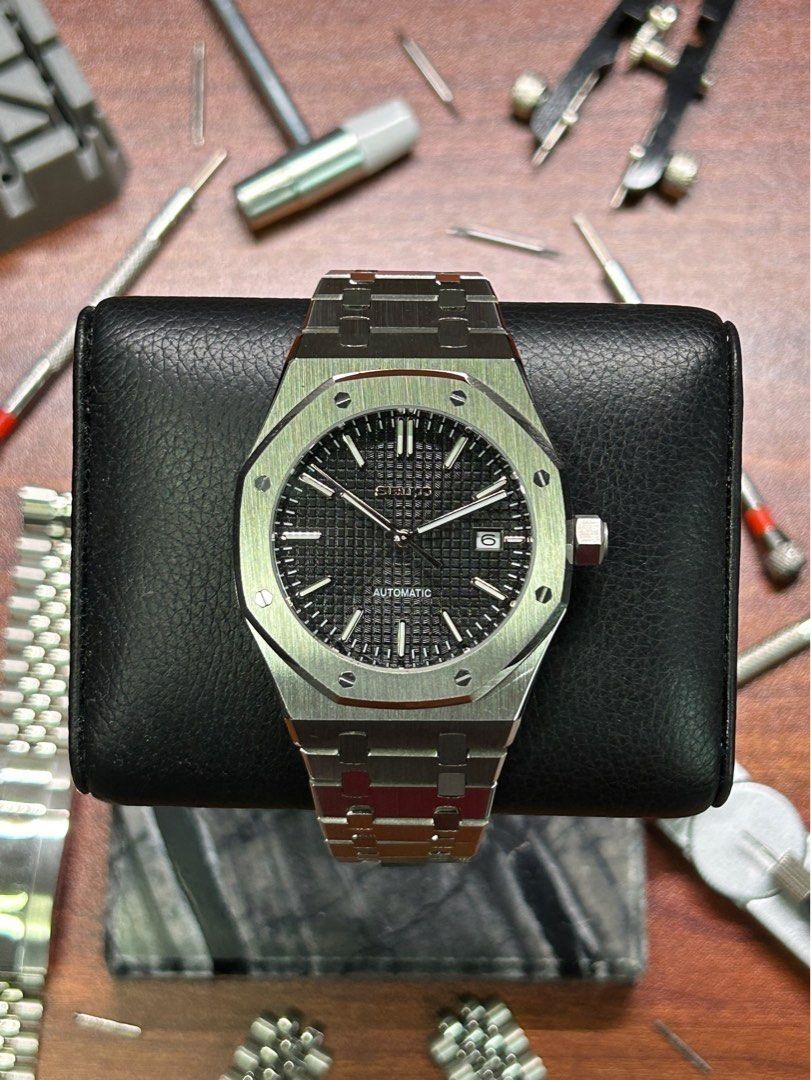 Seiko Royal Oak Black Watch (Category: Luxury Watches) located in Quezon City. Submitted by mnl.chll (Listing ID 1260810093, Image 1). Description: Mode of Payment: BANK/GCASH A ₱2,000 down payment (DP) is required to confirm your order, with the remaining balance to be paid before delivery. For your peace of mind, we provide photos and videos of the product, and we can also arrange a video call for verification. NATIONWIDE FREE DELIVERY 1 YEAR M