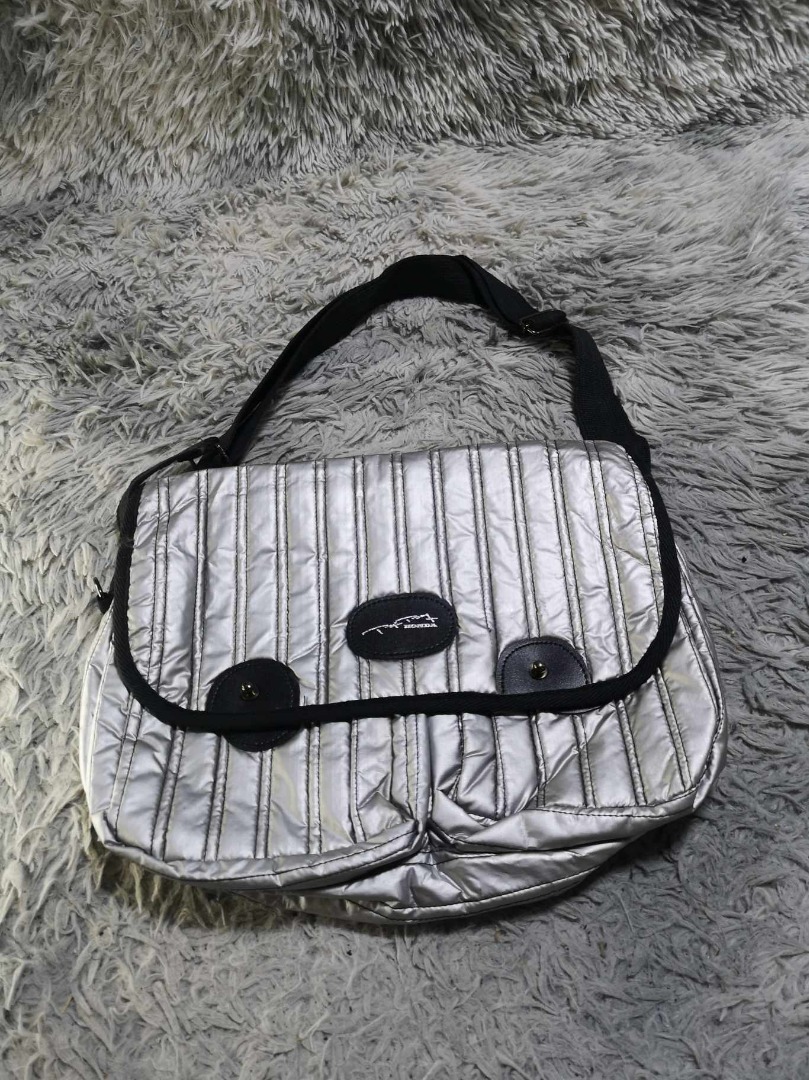 Silver Quilted Zipper Crossbody Bag, Women's Fashion, Bags & Wallets