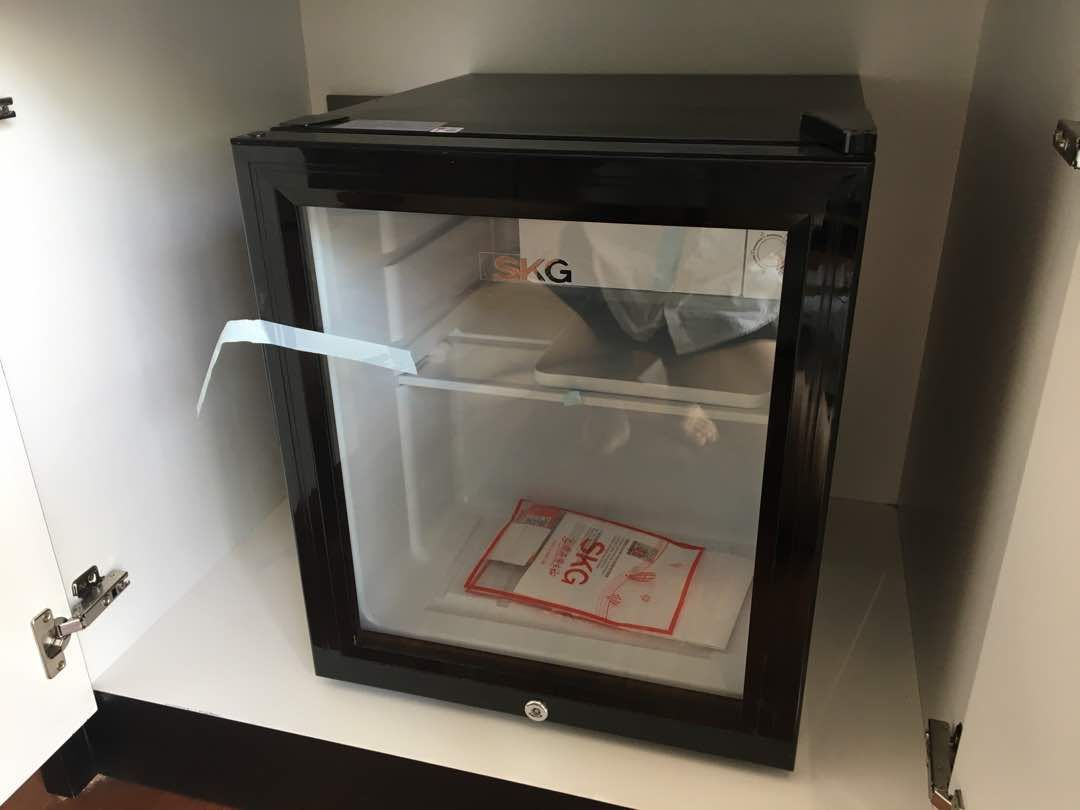 SKG DB3506 1 Door mini bar fridge glass door