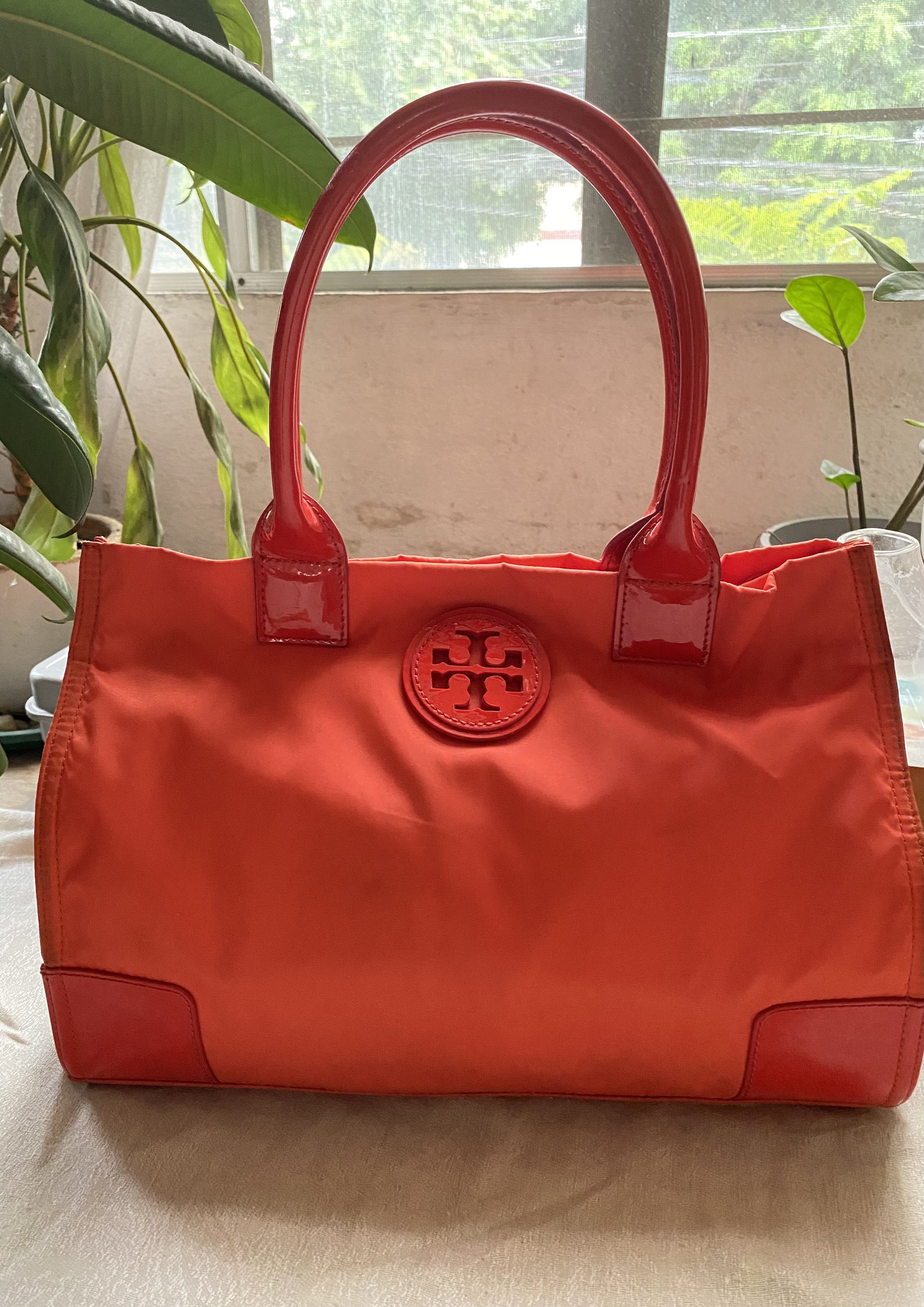 Tory burch Ella (Category: Luxury Bags & Wallets) located in Muntinlupa City. Submitted by felma31 (Listing ID 1258799435, Image 2). Description: Please note this is a pre-owned item that may display signs of wear. .