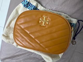 Tory Burch Kira Chevron Small Flap Shoulder Bag Beige Leather ref.626593 -  Joli Closet