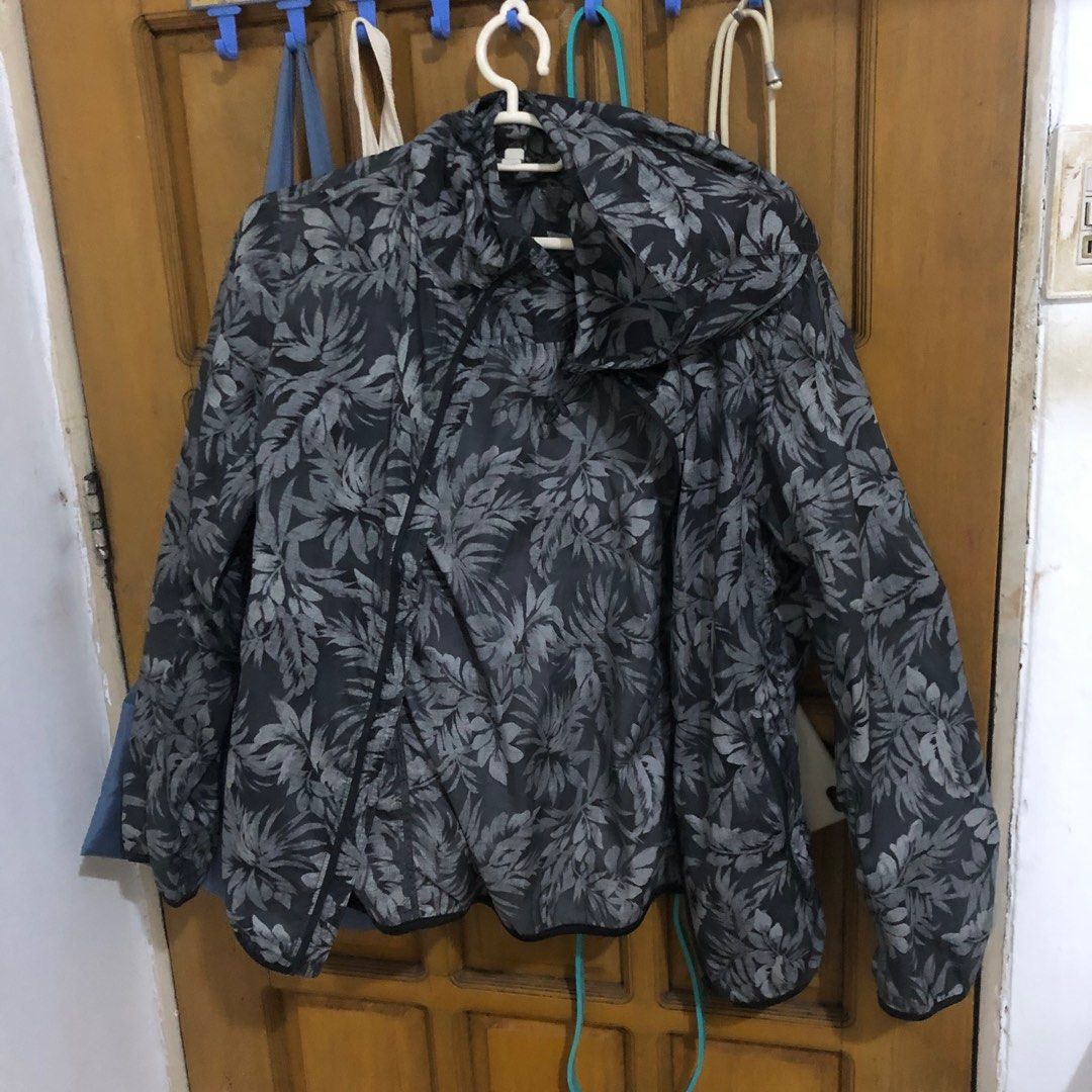 Uniqlo Light weight Jacket (Category: Coats, Jackets and Outerwear) located in Quezon City. Submitted by secondhandcommunity (Listing ID 1261026099, Image 1). Description: .