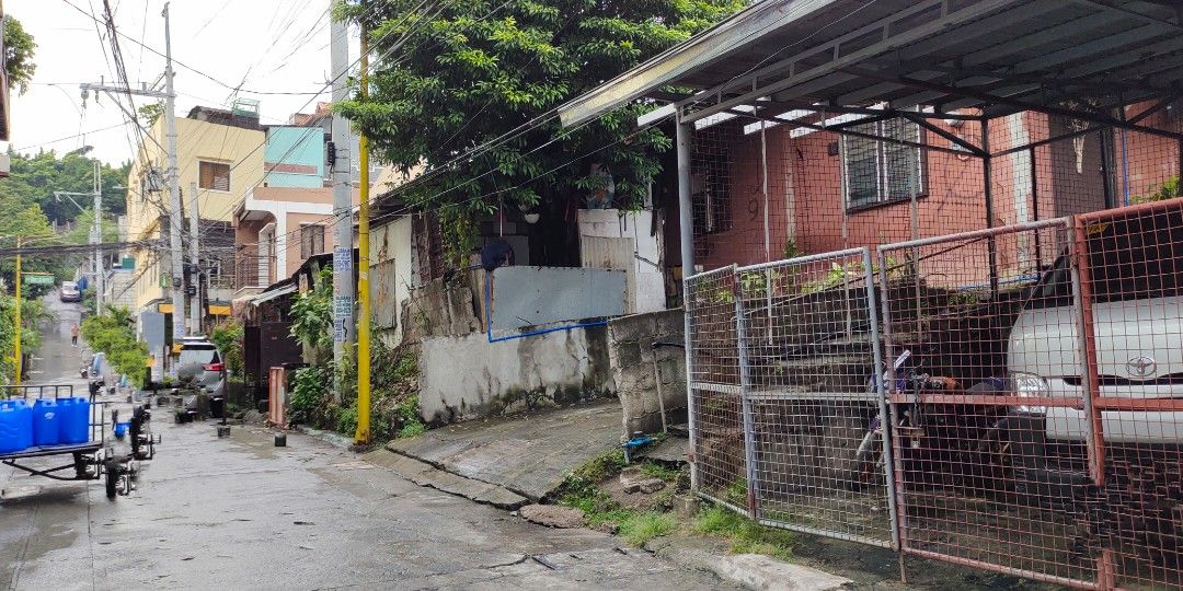 161sqm Lot for Sale with Structures to Demolish Pembo Makati City