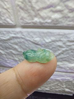 天然翡翠A貨冰飄花貔貅，每隻都是手工雕刻紋路都不一樣但是大小都一樣大（售價為單隻），可自行挑選，出貨前會與賣家確認購買的品項及單隻大小及重量
