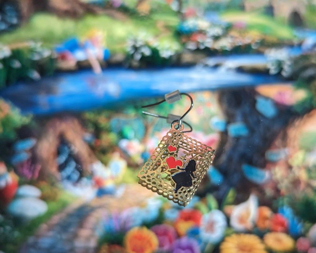 Alice in wonderland earring new arrivals