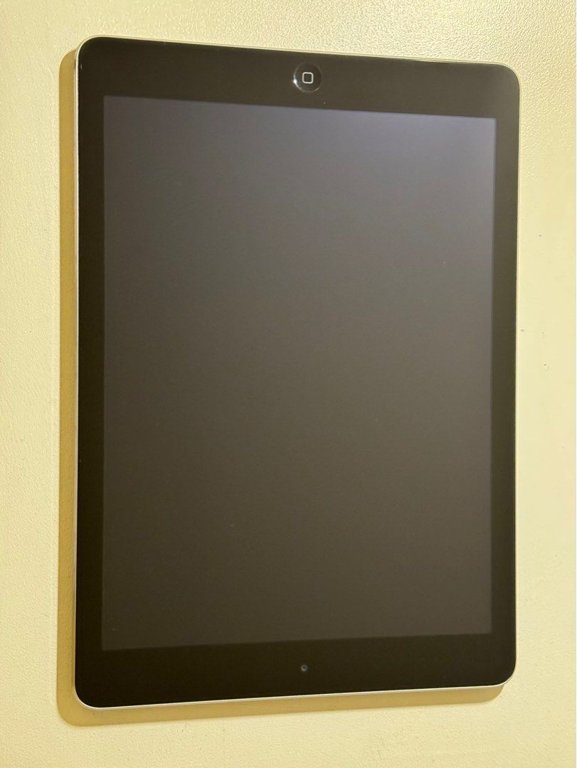 Apple iPad Air (Category: iPad) located in Manila. Submitted by fky.69 (Listing ID 1261322648, Image 1). Description: Rush Sale !!!!!!!!!!!!!!!!!!!!!!!!!!!!!! Apple iPad Air 64GB Color Sidéral Grey/Space Grey Device without problems without defects and without any scratches !!! Looks Brand New Included Brand New Black Leather Apple SMART-Case and Original Cable and Charger. 👉 8K ONLY !!!!! To pick up in Malate-Metro-Manila .