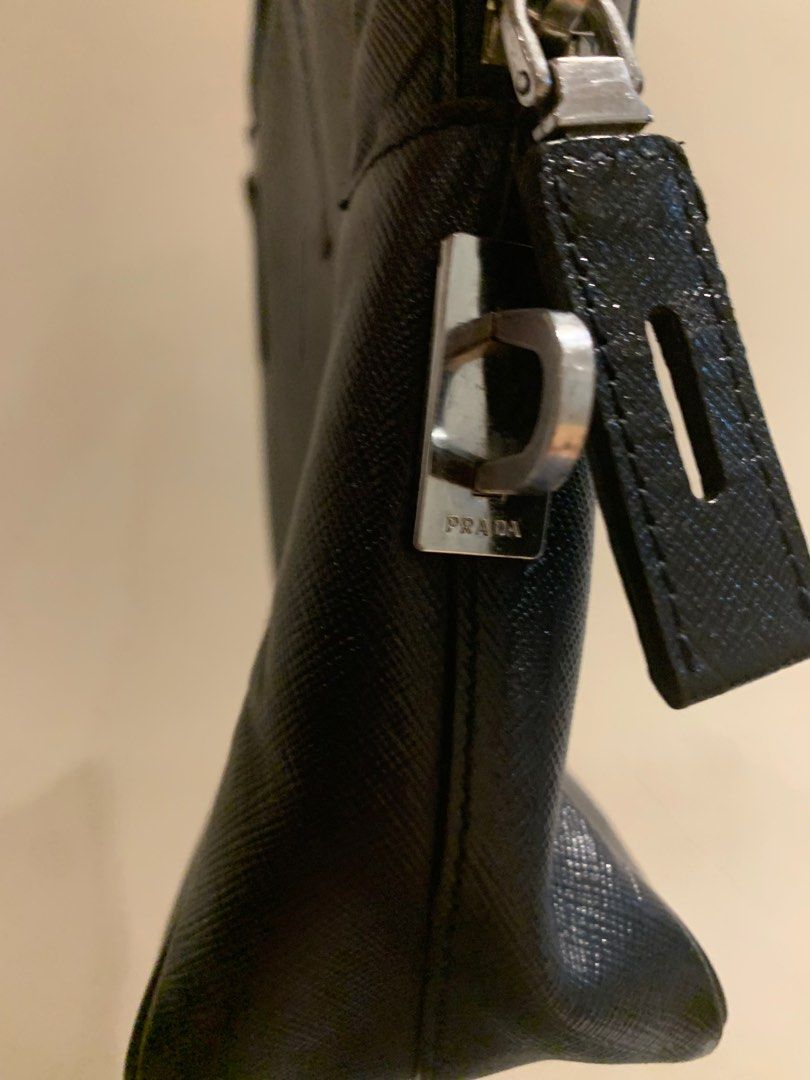 Hand bag Saffiano Genuine Leather (Category: Luxury Bags & Wallets) located in Manila. Submitted by moneymann888 (Listing ID 1261222890, Image 3). Description: sf buyer shoulder Fix price ‼️‼️‼️‼️‼️ Authentic as personal judge just check it just to be sure document prada All zippers working just minor sign of usage or swap to your ?.