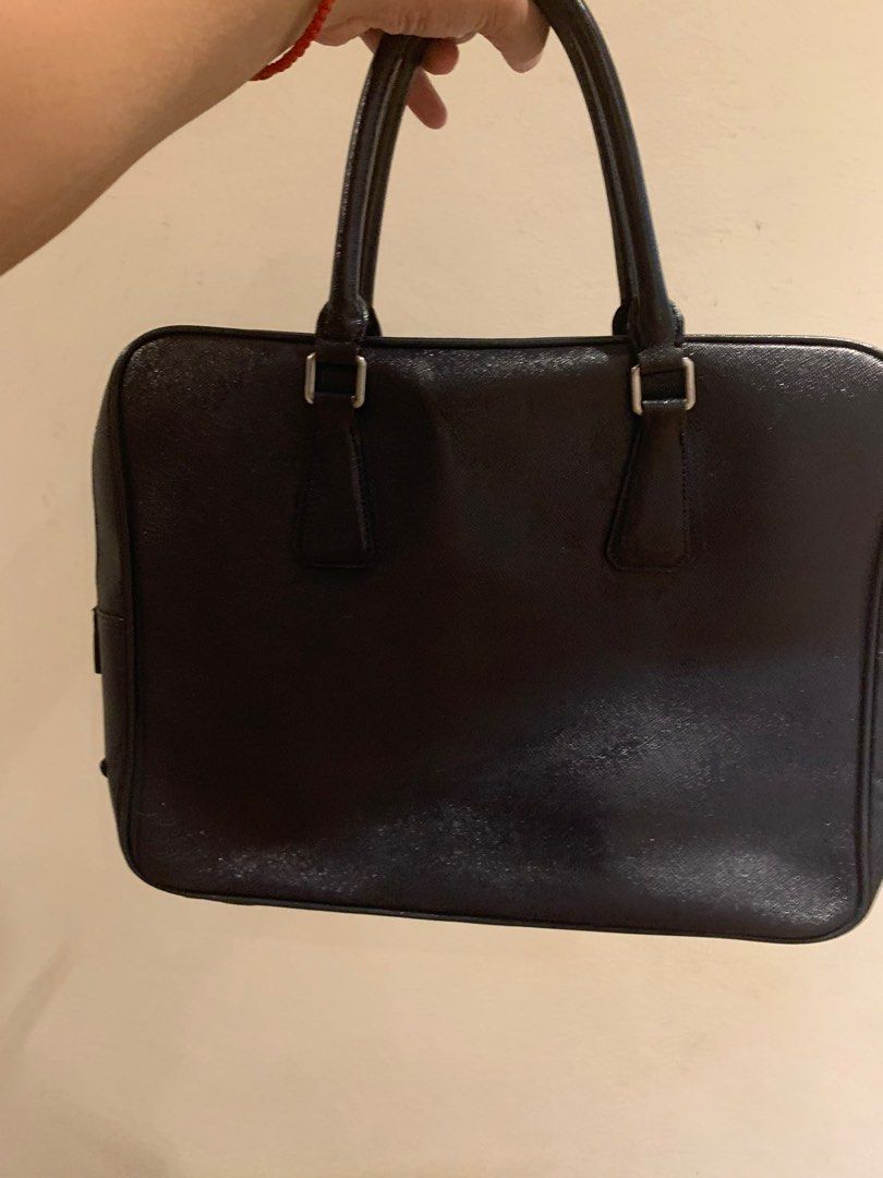 Hand bag Saffiano Genuine Leather (Category: Luxury Bags & Wallets) located in Manila. Submitted by moneymann888 (Listing ID 1261222890, Image 2). Description: sf buyer shoulder Fix price ‼️‼️‼️‼️‼️ Authentic as personal judge just check it just to be sure document prada All zippers working just minor sign of usage or swap to your ?.