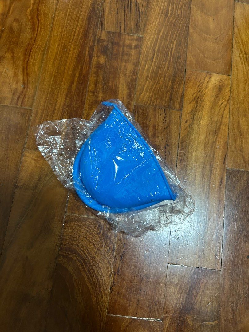 Bakeware (Category: Bakeware) located in Singapore. Submitted by scohrev (Listing ID 1261288595, Image 3). Description: • Silicon Spatula • Silicon brush • Baking tin • Silicon glove • Measuring spoon • Measuring cup.