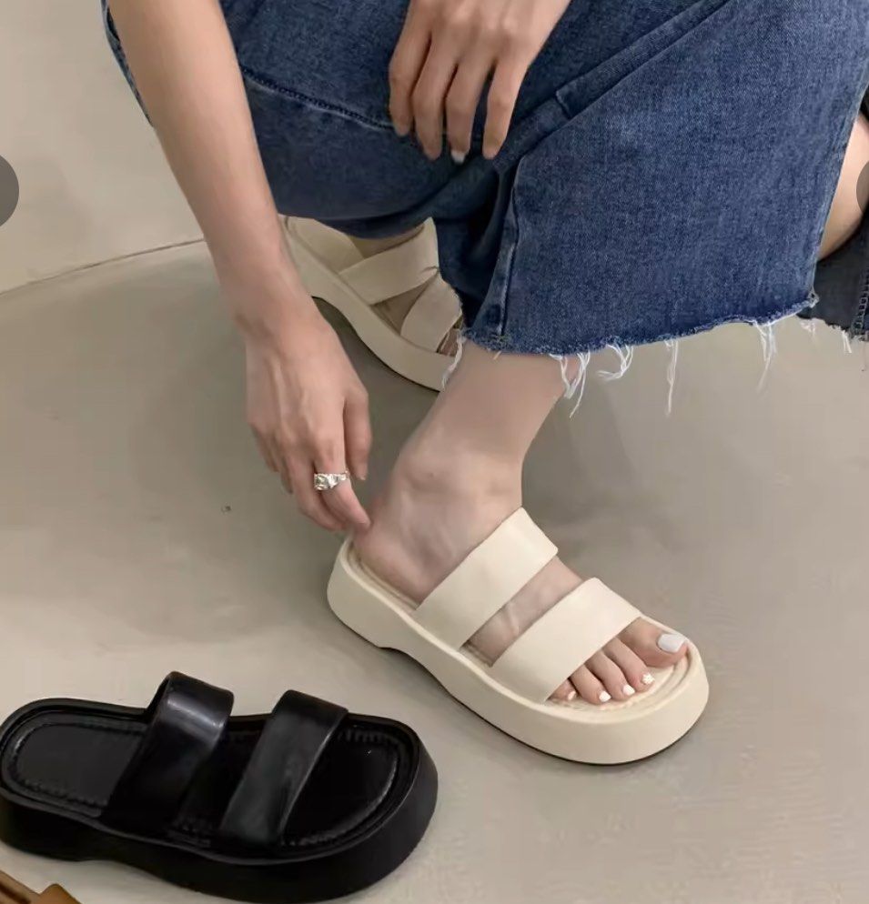 BNWT WHITE SANDALS SIZE 39