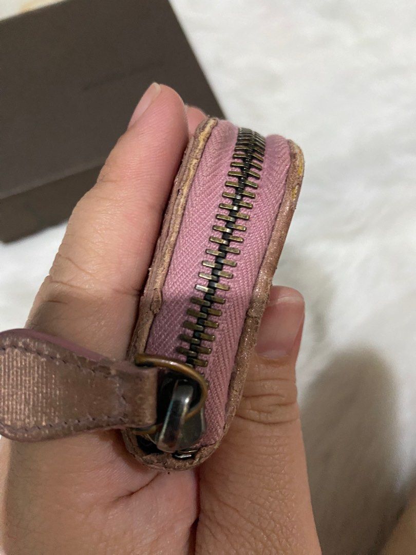 bottega venetta card case coin purse (Category: Luxury Bags & Wallets) located in Antipolo. Submitted by prelovedcloseta (Listing ID 1261237499, Image 3). Description: auth bottega venetta card case or coin purse metallic light pink in color very cute in color with box flaws: ➡️need paayos ang edging ( small lang naman to kaya hindi mahal ipaayos) ➡️ leather conditioner/ cleaning lang .