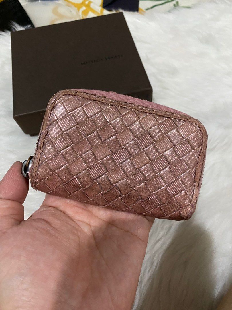 bottega venetta card case coin purse (Category: Luxury Bags & Wallets) located in Antipolo. Submitted by prelovedcloseta (Listing ID 1261237499, Image 2). Description: auth bottega venetta card case or coin purse metallic light pink in color very cute in color with box flaws: ➡️need paayos ang edging ( small lang naman to kaya hindi mahal ipaayos) ➡️ leather conditioner/ cleaning lang .