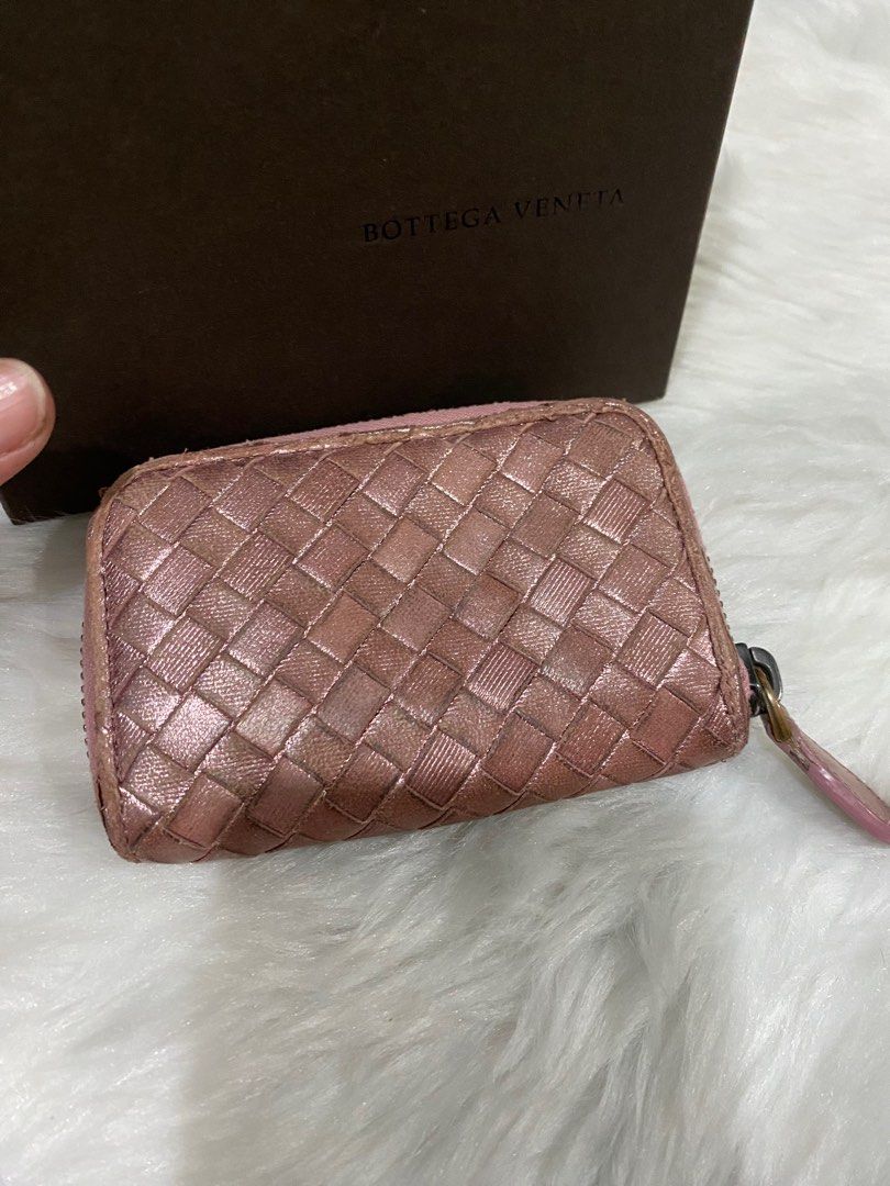bottega venetta card case coin purse (Category: Luxury Bags & Wallets) located in Antipolo. Submitted by prelovedcloseta (Listing ID 1261237499, Image 1). Description: auth bottega venetta card case or coin purse metallic light pink in color very cute in color with box flaws: ➡️need paayos ang edging ( small lang naman to kaya hindi mahal ipaayos) ➡️ leather conditioner/ cleaning lang .