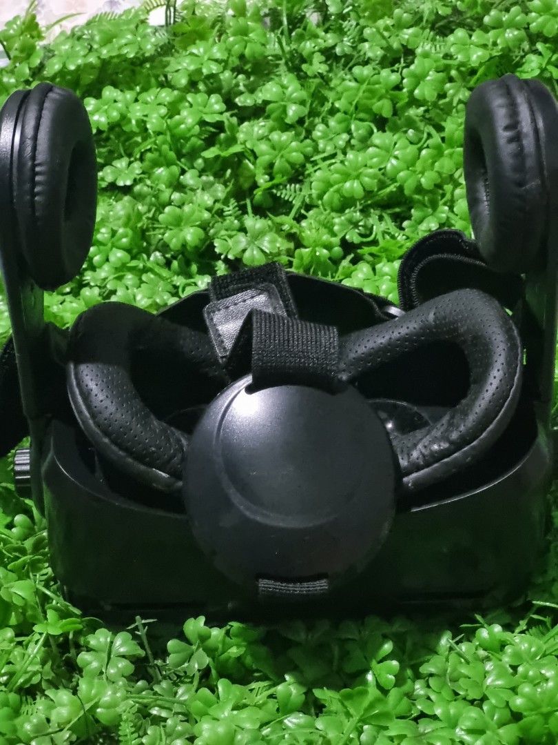 Canbor VR Headset Virtual Reality 3D VR (Category: Virtual Reality) located in Paombong. Submitted by sweetdeals0181656 (Listing ID 1261296268, Image 3). Description: Item is tested with Android Phone. Working but with visible damage in the leather cover of the right headphone. Please check photos for the actual flaw mentioned. Last photo not ours, used as reference and guide onlym Credit to the owner..