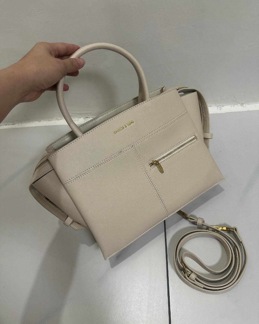 Trapeze top handle bag store