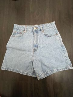 (Category: ) located in . Submitted by rollercoasterclothes (Listing ID 1261282367, Image 1). Description: .
