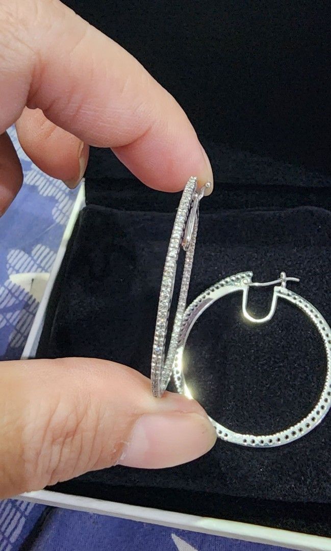 DIAMOND HOOP EARRINGS white gold (Category: Earrings) located in Quezon City. Submitted by stitchpanda (Listing ID 1261272471, Image 3). Description: Hans Brumann 18k White Gold Diamond Earrings. 128 round diamonds. .47carat JLo style. has certification copy(see photo) willing to meet up in SM Megamall or Greenbelt. 70k... repriced to 60k payment cash or bank deposit.