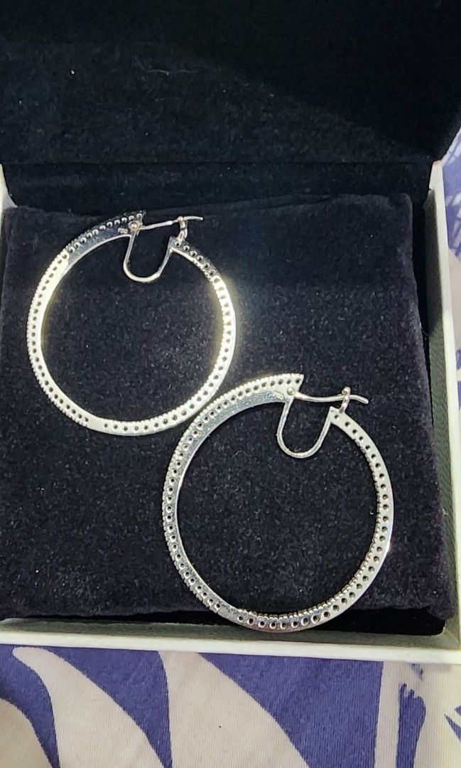 DIAMOND HOOP EARRINGS white gold (Category: Earrings) located in Quezon City. Submitted by stitchpanda (Listing ID 1261272471, Image 2). Description: Hans Brumann 18k White Gold Diamond Earrings. 128 round diamonds. .47carat JLo style. has certification copy(see photo) willing to meet up in SM Megamall or Greenbelt. 70k... repriced to 60k payment cash or bank deposit.