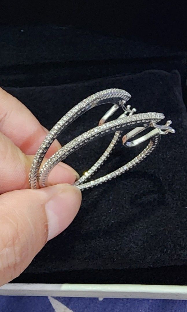 DIAMOND HOOP EARRINGS white gold (Category: Earrings) located in Quezon City. Submitted by stitchpanda (Listing ID 1261272471, Image 1). Description: Hans Brumann 18k White Gold Diamond Earrings. 128 round diamonds. .47carat JLo style. has certification copy(see photo) willing to meet up in SM Megamall or Greenbelt. 70k... repriced to 60k payment cash or bank deposit.