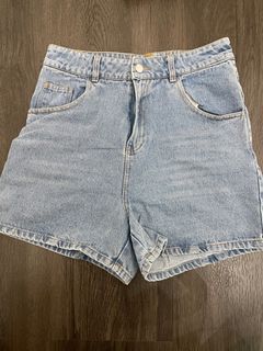 (Category: ) located in . Submitted by rollercoasterclothes (Listing ID 1261283210, Image 1). Description: .