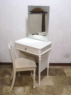 Elegant vanity mirror w/ chair
