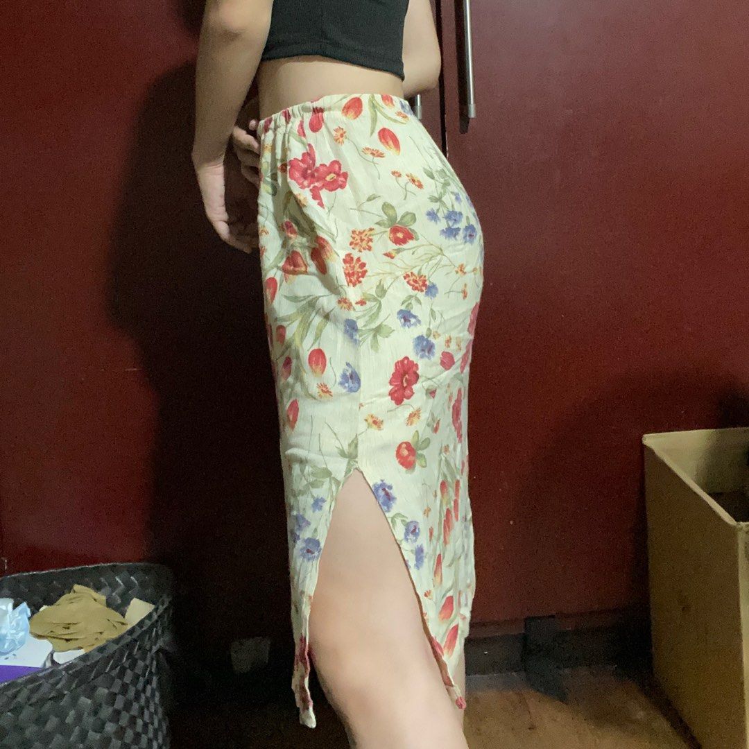 Floral linen skirt (Category: Skirts) located in Quezon City. Submitted by spicysagi (Listing ID 1261299776, Image 2). Description: waist up to 34 inches length 22 inches.