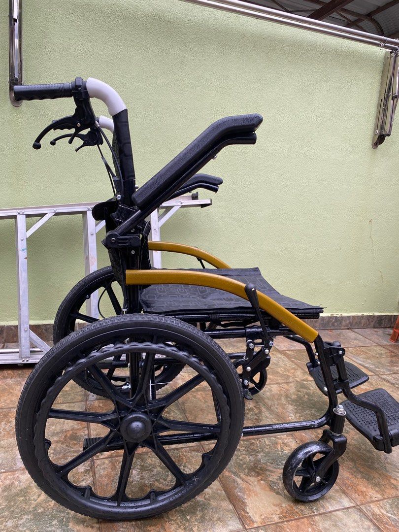 Foldable Lightweight Wheelchair (Puchong, Selangor), Health & Nutrition, Assistive