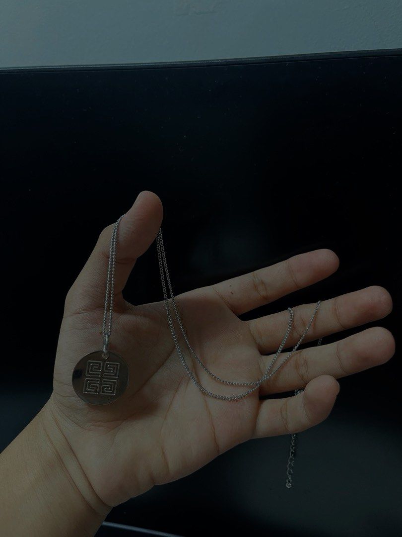 Givenchy pendant discount