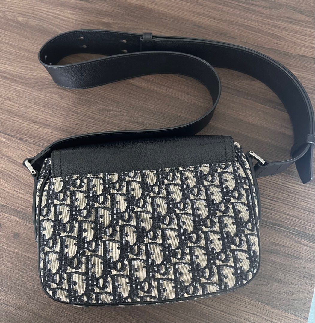 Dior （分類：手袋及銀包）位於 Hong Kong。 由 CHAUP_1314 提交（商品編號 1261202425，圖片 3）。簡介： DIOR Mini Saddle Messenger Bag 馬鞍袋 23 x 18 x 6 cm 有正常使用痕跡 有盒、塵袋 、咭 & 香港正單 男、女適用。