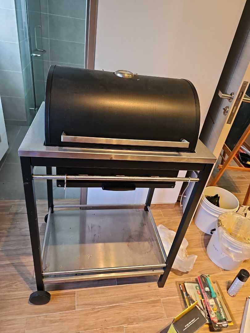 Ikea bbq pit for charcoal has wheels, TV & Home Appliances, Kitchen Appliances, BBQ, Grills