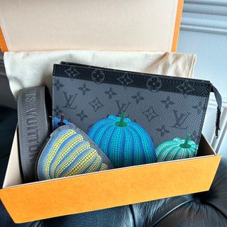 (Category: ) located in . Submitted by regalcloset (Listing ID 1261181917, Image 1). Description: .
