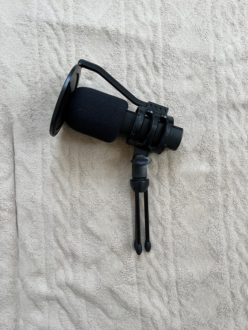 Microphone (Category: Microphones) located in Manila. Submitted by florenceyr62286 (Listing ID 1261288151, Image 3). Description: Connected via USB mic Wasnt able to use, always on the go.
