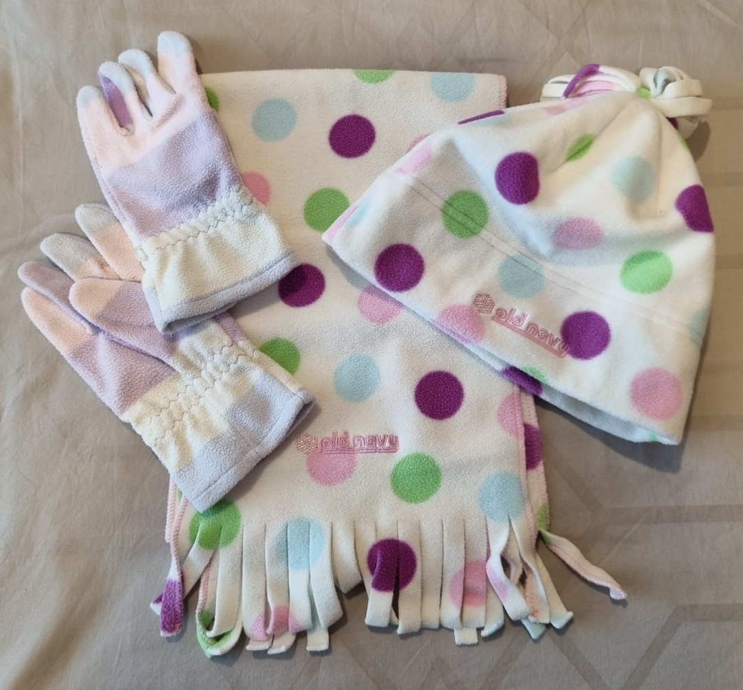 Old Navy Girls Winter Hat Scarf and Gloves Set Winter wear