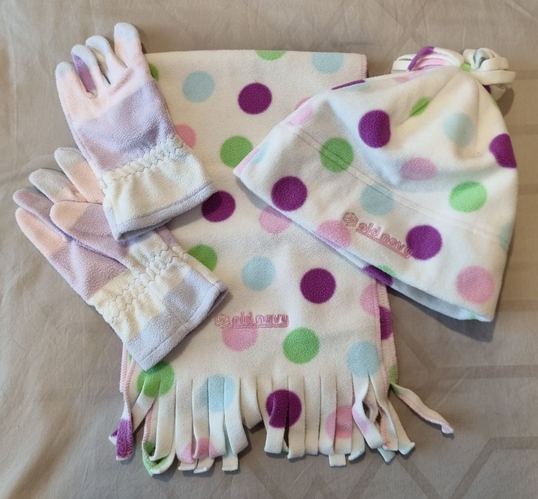 Old Navy Girls Winter Hat Scarf and Gloves Set Winter wear