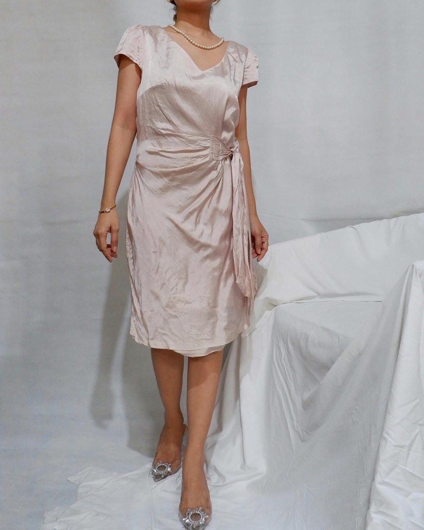 Only semi formal dress (Category: Dresses) located in Quezon City. Submitted by hermoso.co (Listing ID 1261174627, Image 3). Description: o n I y • easy elegance in muted metallic blush, features a cap sleeve, wide v neck, and a side tie detail for an extra feminine finish. the crinkly fabric adds texture into it 🍥 note: faint yellow stains —see last photo M (L on tag) B34-36 W30-32 L35.