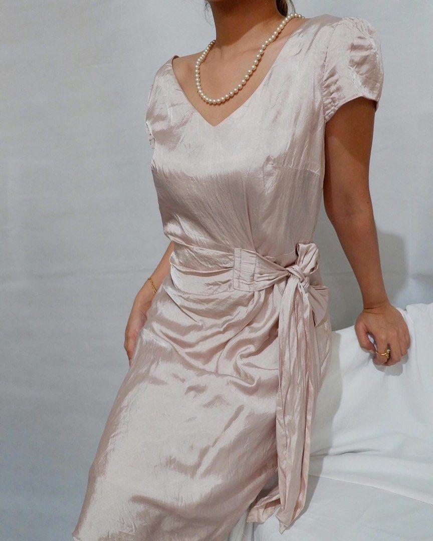 Only semi formal dress (Category: Dresses) located in Quezon City. Submitted by hermoso.co (Listing ID 1261174627, Image 1). Description: o n I y • easy elegance in muted metallic blush, features a cap sleeve, wide v neck, and a side tie detail for an extra feminine finish. the crinkly fabric adds texture into it 🍥 note: faint yellow stains —see last photo M (L on tag) B34-36 W30-32 L35.