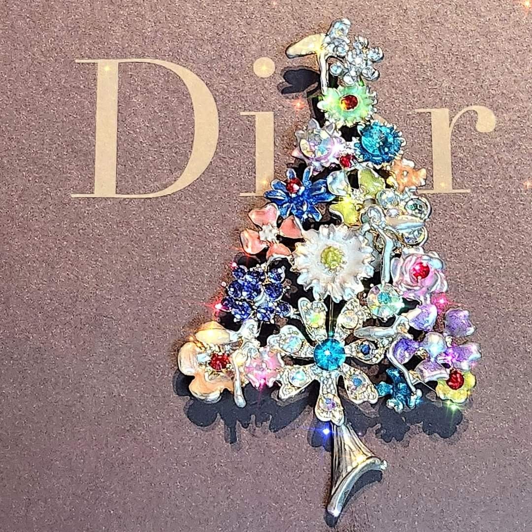 Christmas best sale tree brooch