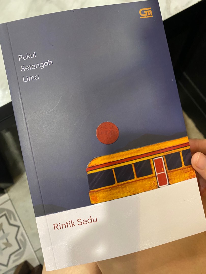 Resensi Novel “Pukul Setengah Lima”: Memaknai “Pulang” dari Sudut pandang Anak Broken Home