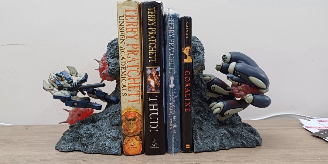 Robotech New Generation Bookends by Toynami (Category: Figurines & Statues) located in Makati City. Submitted by hobbypoint_manila (Listing ID 1261217413, Image 1). Description: .