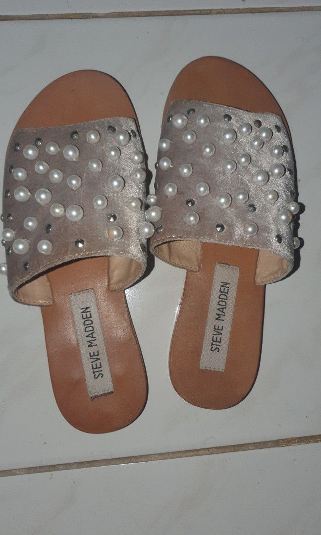 Steve Madden Sandals (Category: Flats & Sandals) located in Kabankalan. Submitted by jzayc (Listing ID 1261287001, Image 1). Description: Fits size 6-7.