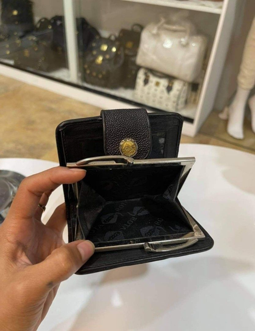 Stingray bifold wallet (Category: Luxury Bags & Wallets) located in General Santos City (Dadiangas). Submitted by braverabbit.67 (Listing ID 1261274482, Image 3). Description: Cute yet spacious for your small &handy mini bag ORig 💯 Stingray bi-fold wallet used good 👍🏻 genuine leather.