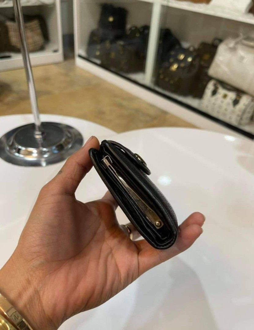 Stingray bifold wallet (Category: Luxury Bags & Wallets) located in General Santos City (Dadiangas). Submitted by braverabbit.67 (Listing ID 1261274482, Image 2). Description: Cute yet spacious for your small &handy mini bag ORig 💯 Stingray bi-fold wallet used good 👍🏻 genuine leather.