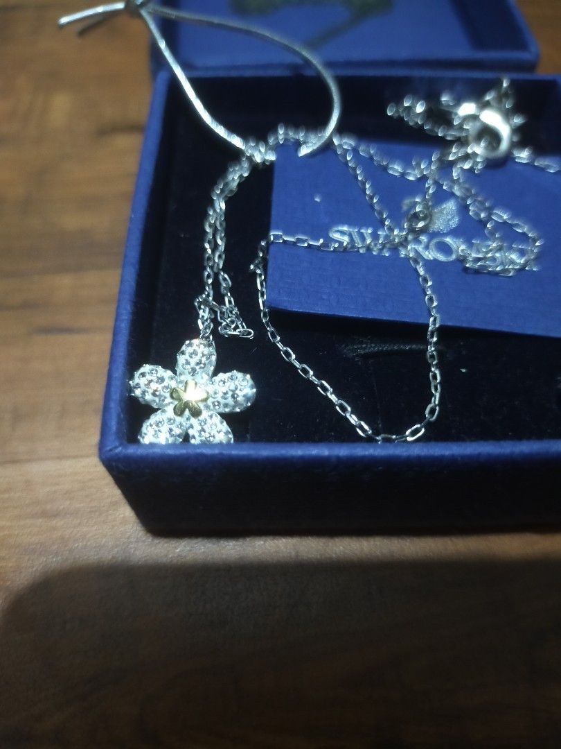 Swarovski tough flower necklace on sale