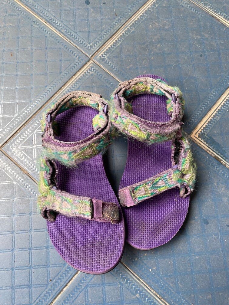 Teva Sandal Slippers (Category: Sandals) located in Klang. Submitted by daphne613 (Listing ID 1261157504, Image 1). Description: .